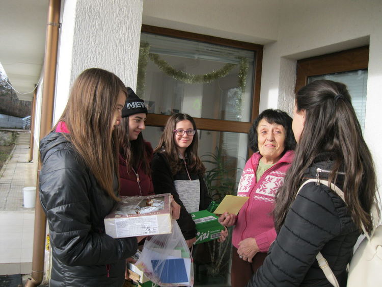 Деца от неделното училище разплакаха старите хора във Фатово