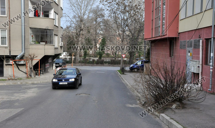 Хасковлия сигнализира за храст, драскащ преминаващи коли