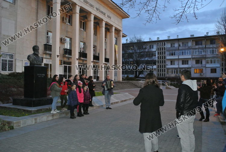 Децата от Маджарово и Силен поздравиха Хасково с патриотични песни