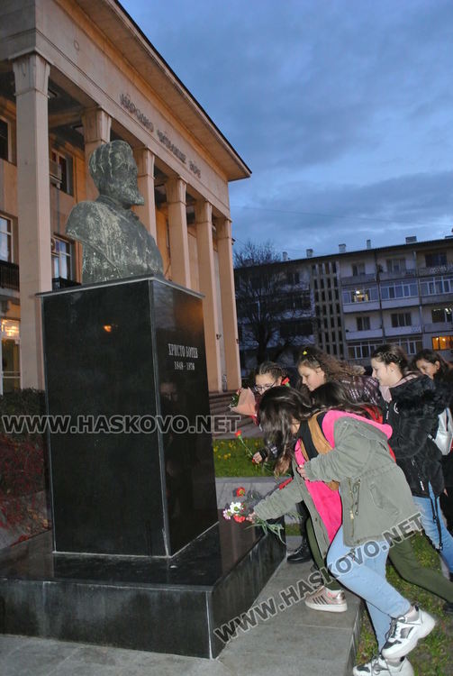 Децата от Маджарово и Силен поздравиха Хасково с патриотични песни