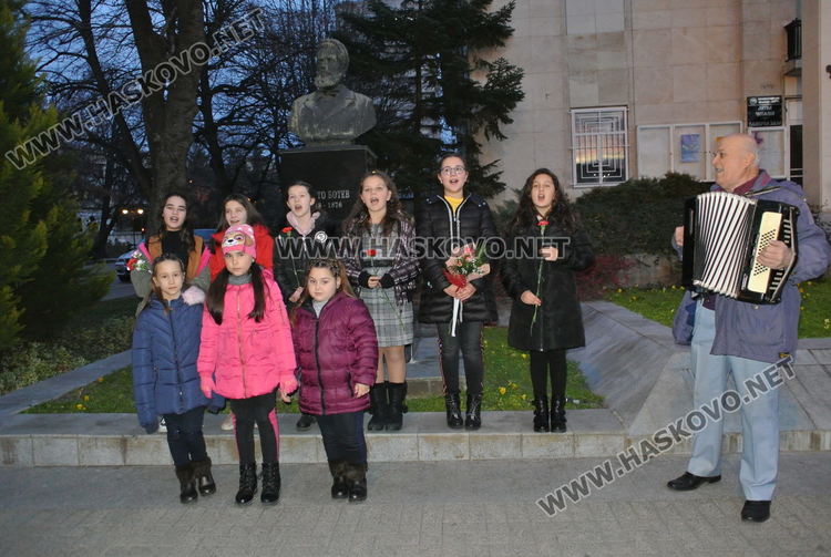 Децата от Маджарово и Силен поздравиха Хасково с патриотични песни