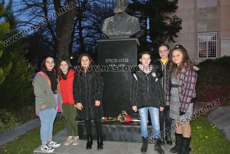 Децата от Маджарово и Силен поздравиха Хасково с патриотични песни