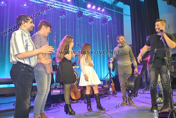 Даровити млади музиканти от Хасково със свои инструменти след концерта на "Хангар 42"