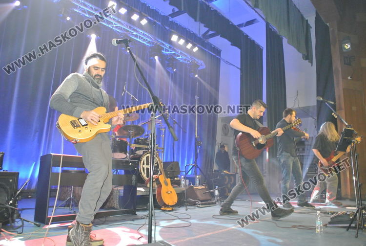 Даровити млади музиканти от Хасково със свои инструменти след концерта на "Хангар 42"