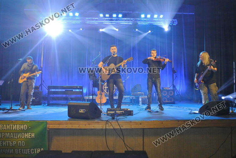 Даровити млади музиканти от Хасково със свои инструменти след концерта на "Хангар 42"