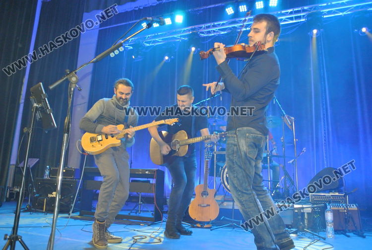 Даровити млади музиканти от Хасково със свои инструменти след концерта на "Хангар 42"