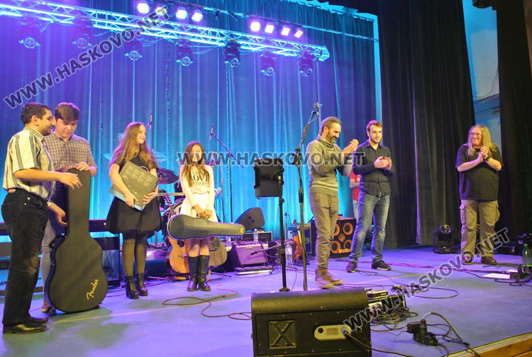 Даровити млади музиканти от Хасково със свои инструменти след концерта на "Хангар 42"