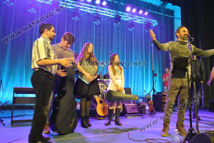 Даровити млади музиканти от Хасково със свои инструменти след концерта на "Хангар 42"