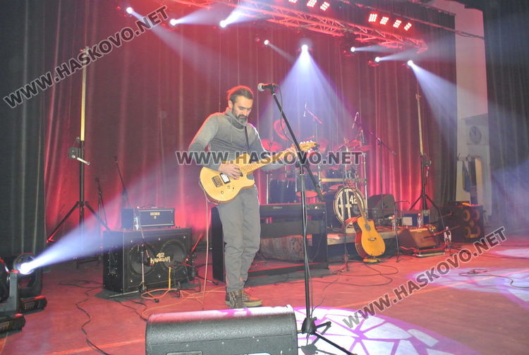 Даровити млади музиканти от Хасково със свои инструменти след концерта на "Хангар 42"