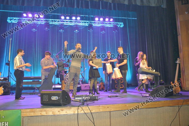 Даровити млади музиканти от Хасково със свои инструменти след концерта на "Хангар 42"