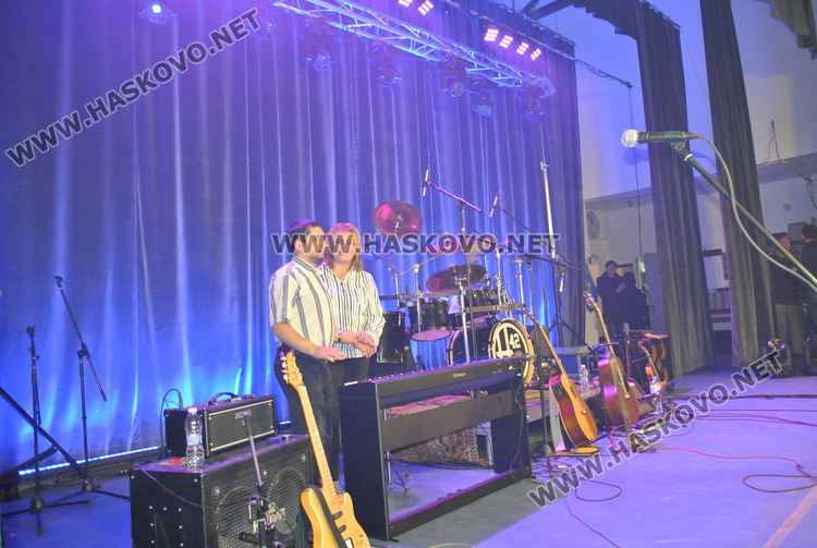 Даровити млади музиканти от Хасково със свои инструменти след концерта на "Хангар 42"