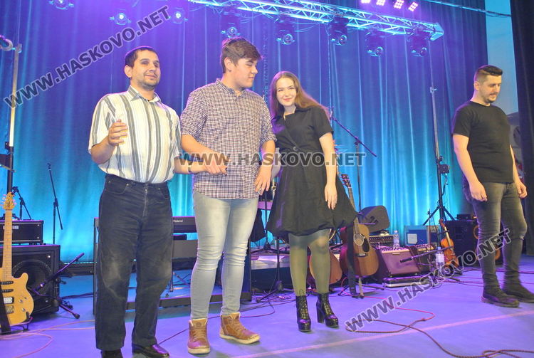 Даровити млади музиканти от Хасково със свои инструменти след концерта на "Хангар 42"