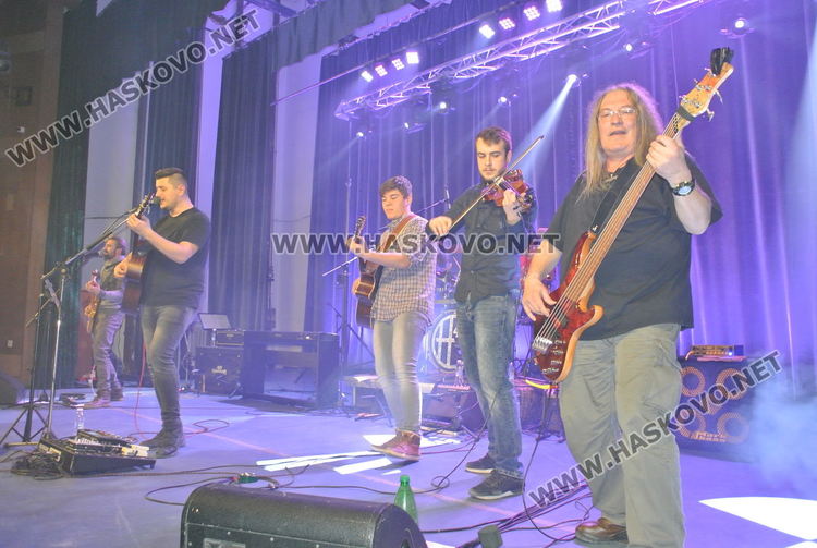 Даровити млади музиканти от Хасково със свои инструменти след концерта на "Хангар 42"