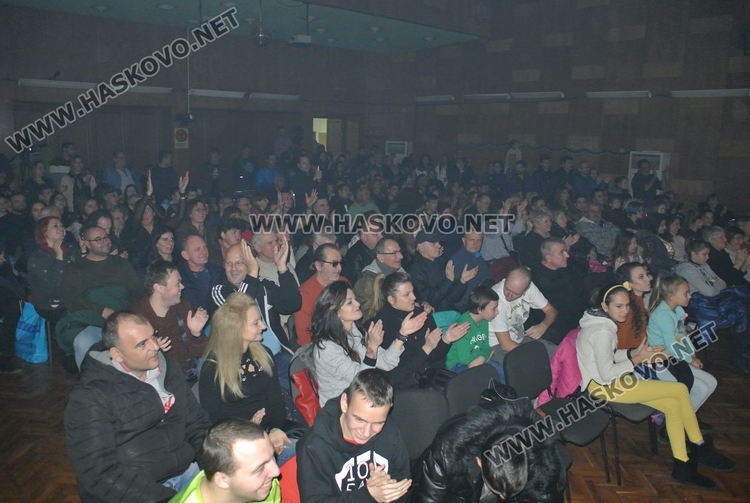 Даровити млади музиканти от Хасково със свои инструменти след концерта на "Хангар 42"