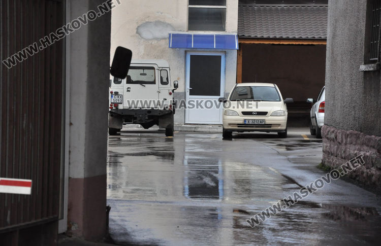 Викат пожарната за почистване на теч от дефектирал полицейски автомобил