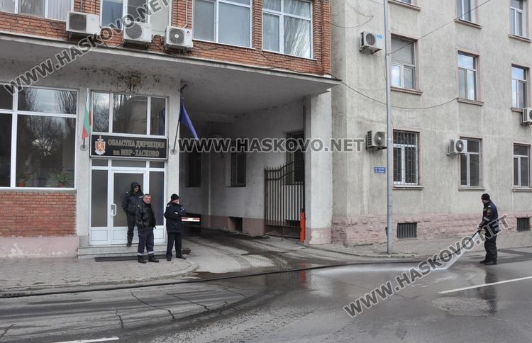 Викат пожарната за почистване на теч от дефектирал полицейски автомобил