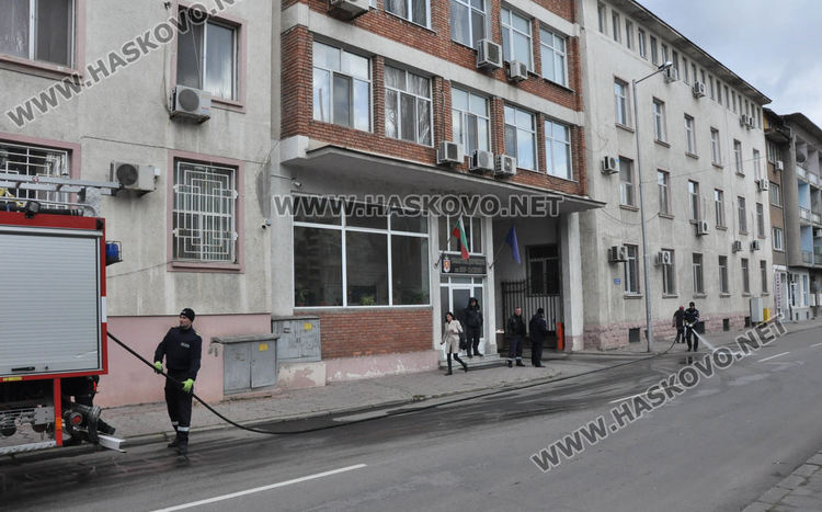 Викат пожарната за почистване на теч от дефектирал полицейски автомобил