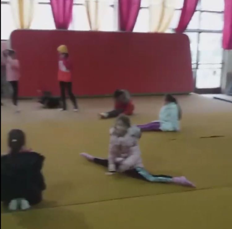 Деца тренират гимнастика с якета в "Юнак" при 6 градуса, спешно монтират климатици