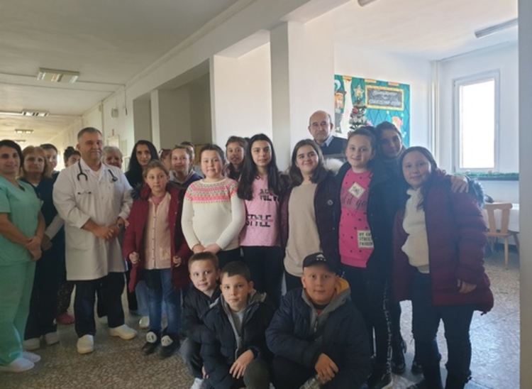 Деца от село Стремци зарадваха малки пациенти в Кърджали