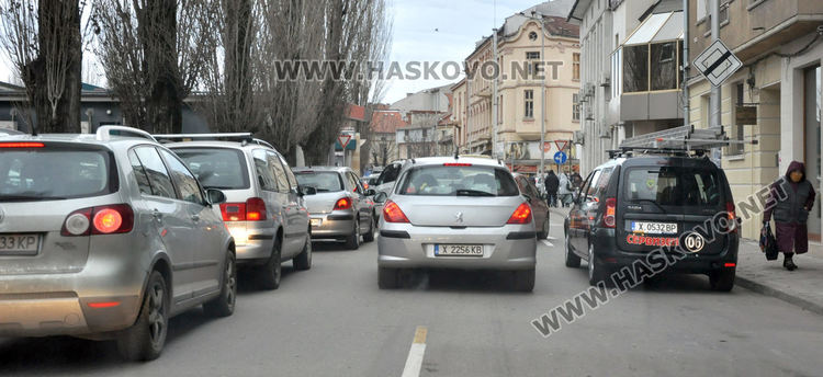 Предновогодишни задръствания от коли в Хасково