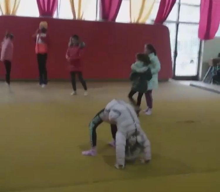 Деца тренират гимнастика с якета в "Юнак" при 6 градуса, спешно монтират климатици