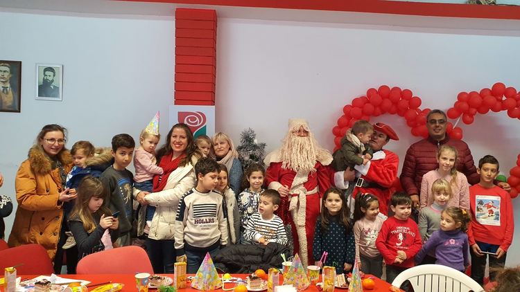 След Дядо Коледа и Дядо Мраз раздаде подаръци на кърджалийчетата