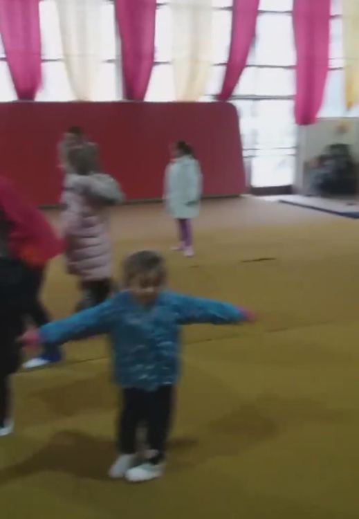 Деца тренират гимнастика с якета в "Юнак" при 6 градуса, спешно монтират климатици