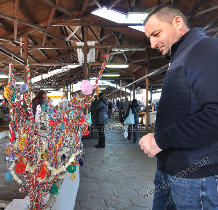 Дрянът за новогодишните късмети по лев-два на пазара, мини сурвачки са хит
