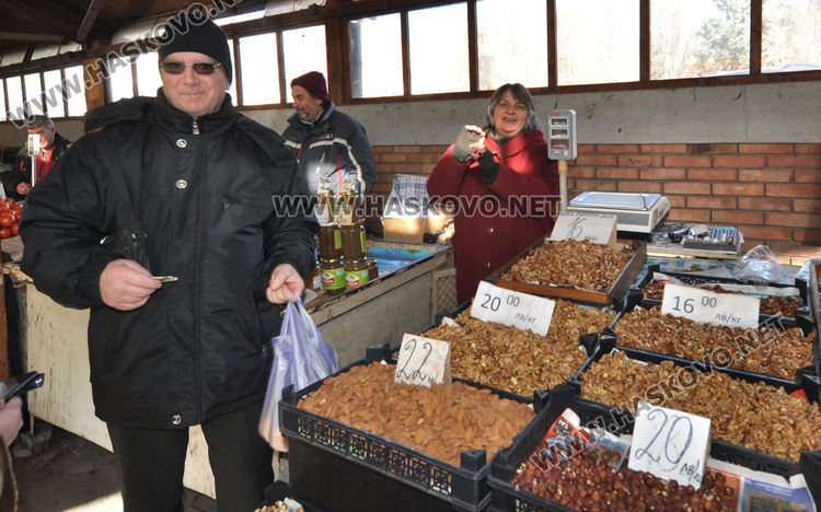 Дрянът за новогодишните късмети по лев-два на пазара, мини сурвачки са хит