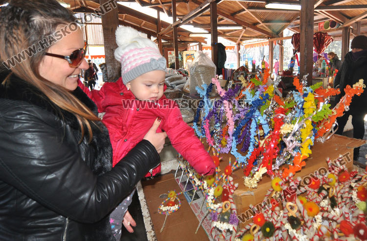 Дрянът за новогодишните късмети по лев-два на пазара, мини сурвачки са хит