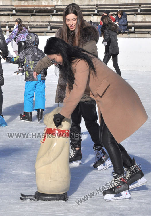 На ледената пързалката като за последно десетки се забавляваха на 31 декември