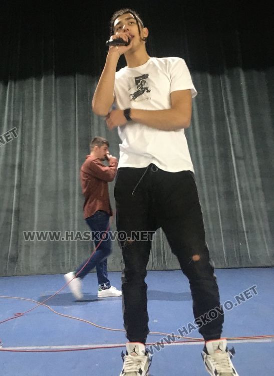 Млади рап изпълнители се събират в общност на концерт в помощ на деца