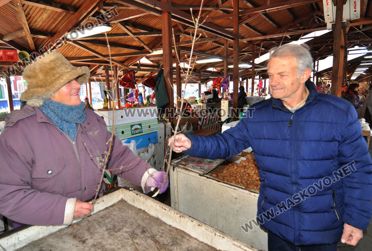 Дрянът за новогодишните късмети по лев-два на пазара, мини сурвачки са хит