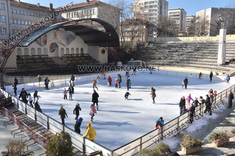 На ледената пързалката като за последно десетки се забавляваха на 31 декември