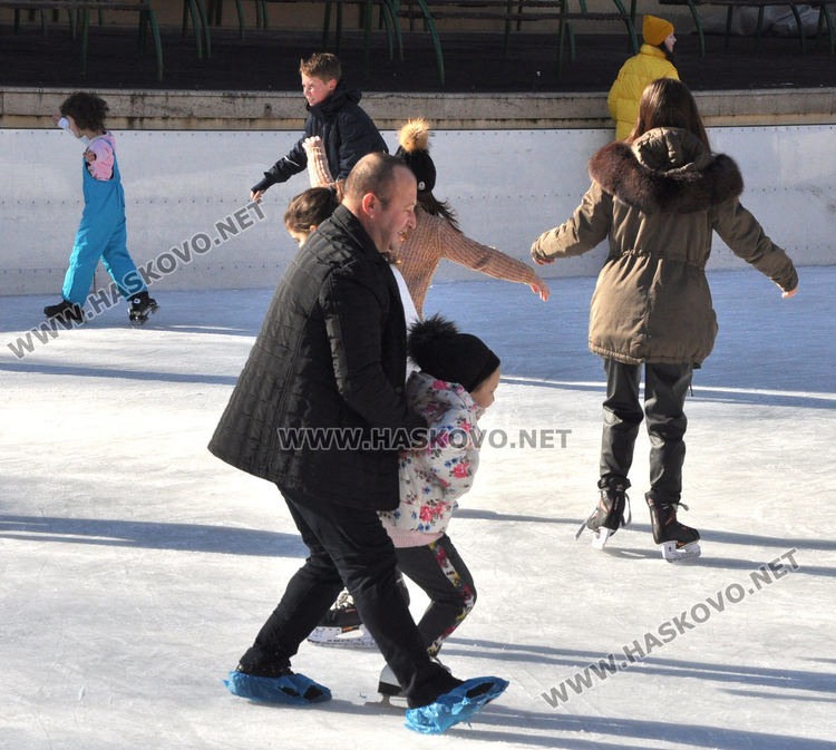 На ледената пързалката като за последно десетки се забавляваха на 31 декември