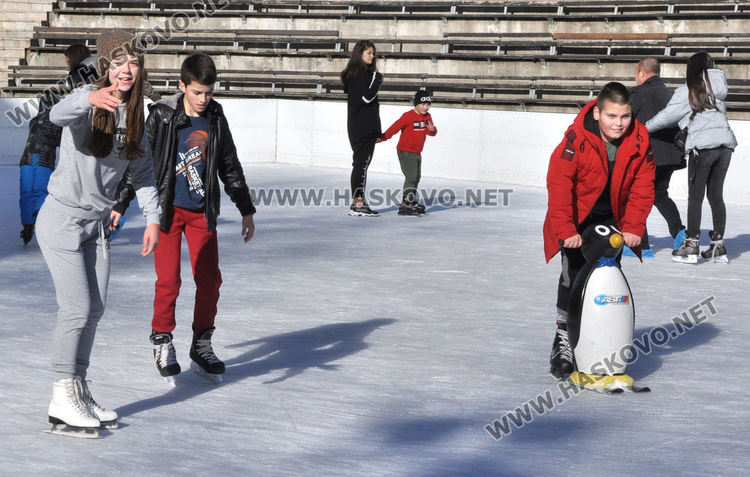 На ледената пързалката като за последно десетки се забавляваха на 31 декември
