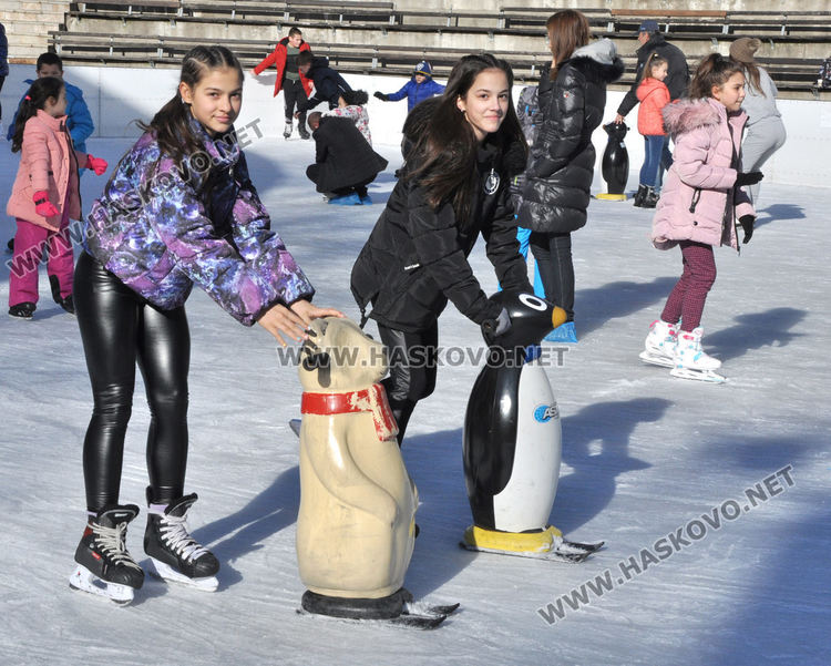 На ледената пързалката като за последно десетки се забавляваха на 31 декември