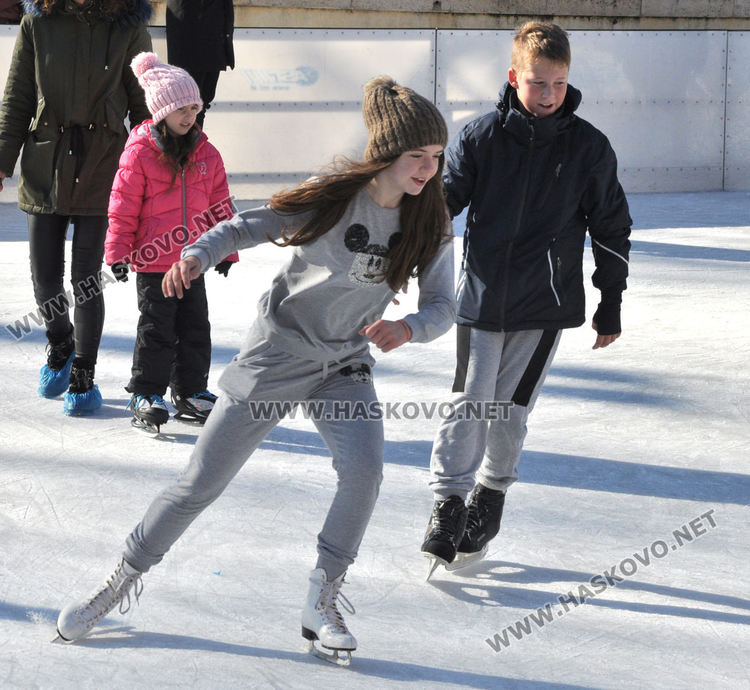 На ледената пързалката като за последно десетки се забавляваха на 31 декември