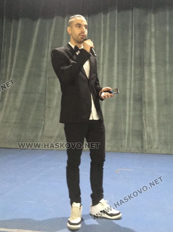 Млади рап изпълнители се събират в общност на концерт в помощ на деца