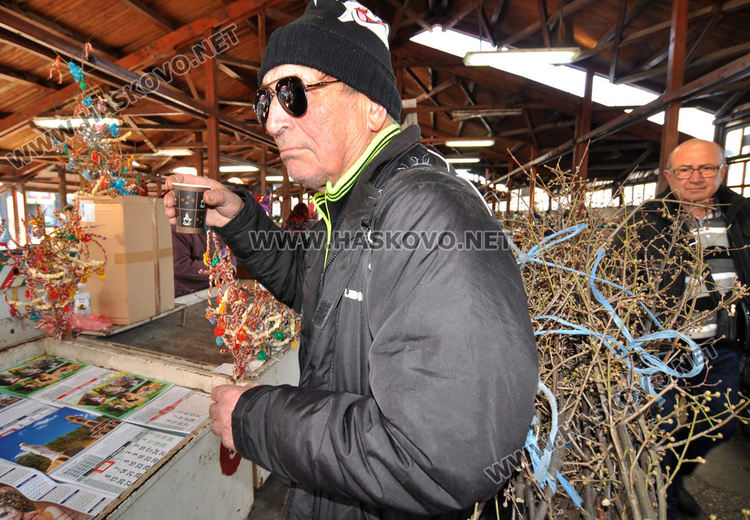 Дрянът за новогодишните късмети по лев-два на пазара, мини сурвачки са хит