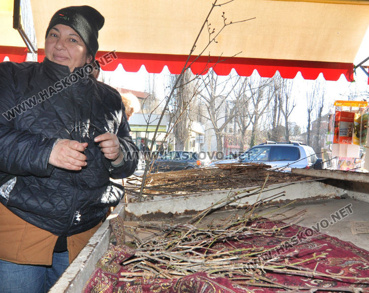 Дрянът за новогодишните късмети по лев-два на пазара, мини сурвачки са хит