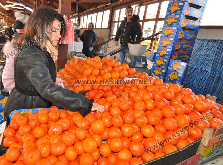 Дрянът за новогодишните късмети по лев-два на пазара, мини сурвачки са хит