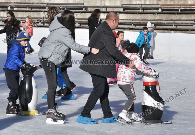 На ледената пързалката като за последно десетки се забавляваха на 31 декември