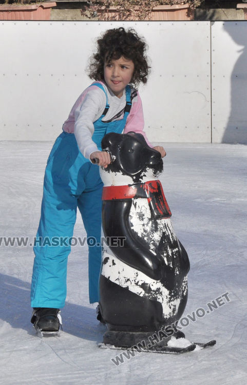 На ледената пързалката като за последно десетки се забавляваха на 31 декември