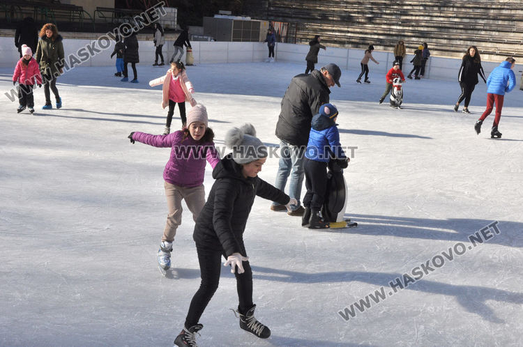 На ледената пързалката като за последно десетки се забавляваха на 31 декември
