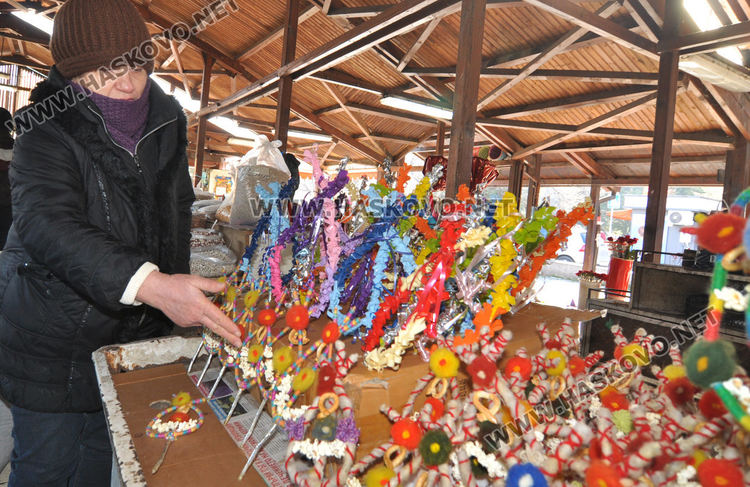 Дрянът за новогодишните късмети по лев-два на пазара, мини сурвачки са хит