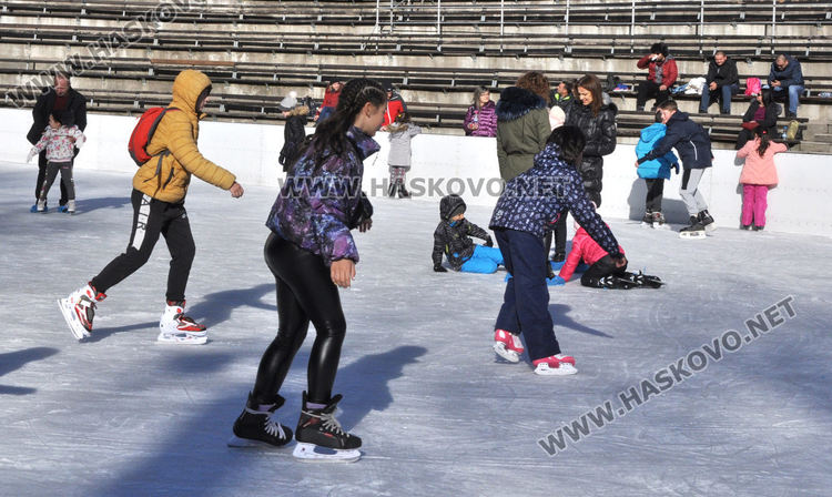 На ледената пързалката като за последно десетки се забавляваха на 31 декември