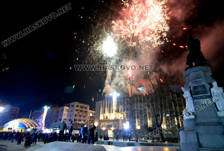 Честита Нова 2020 година! Здраве и много късмет!