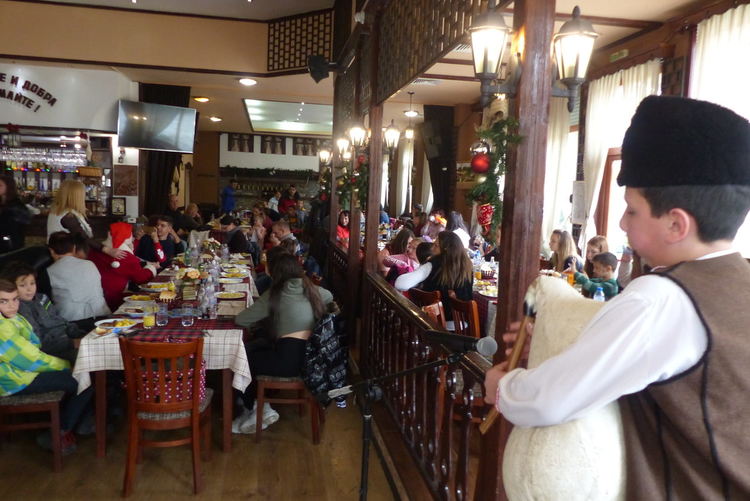 Петя Михалевска за поредна година организира коледен празник с подаръци за 93 деца в Смолян