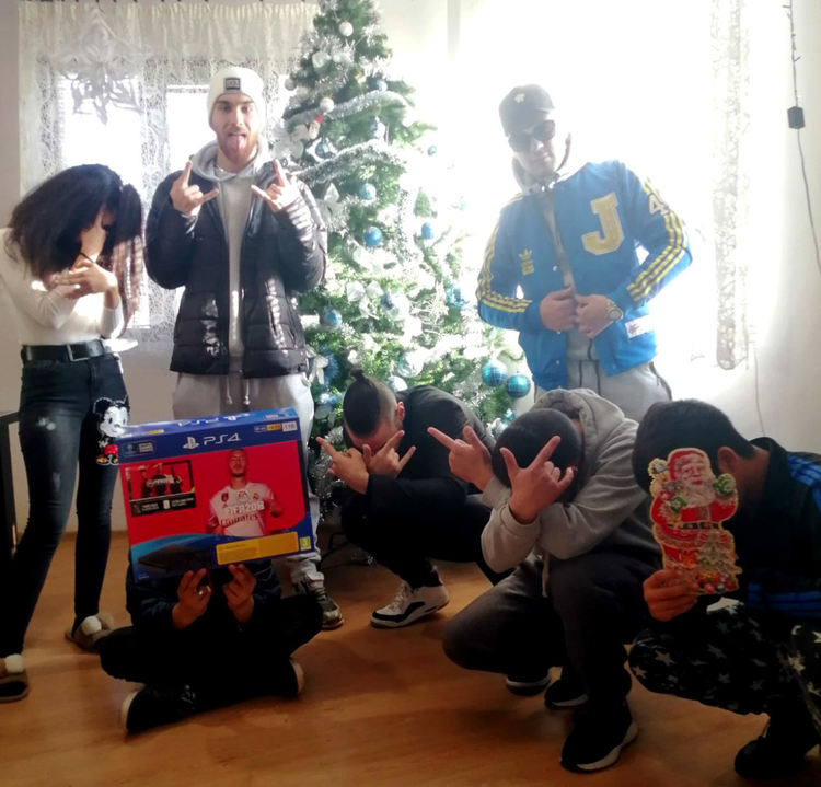 Млади рап-изпълнители с дарение за Центъра за деца с увреждания